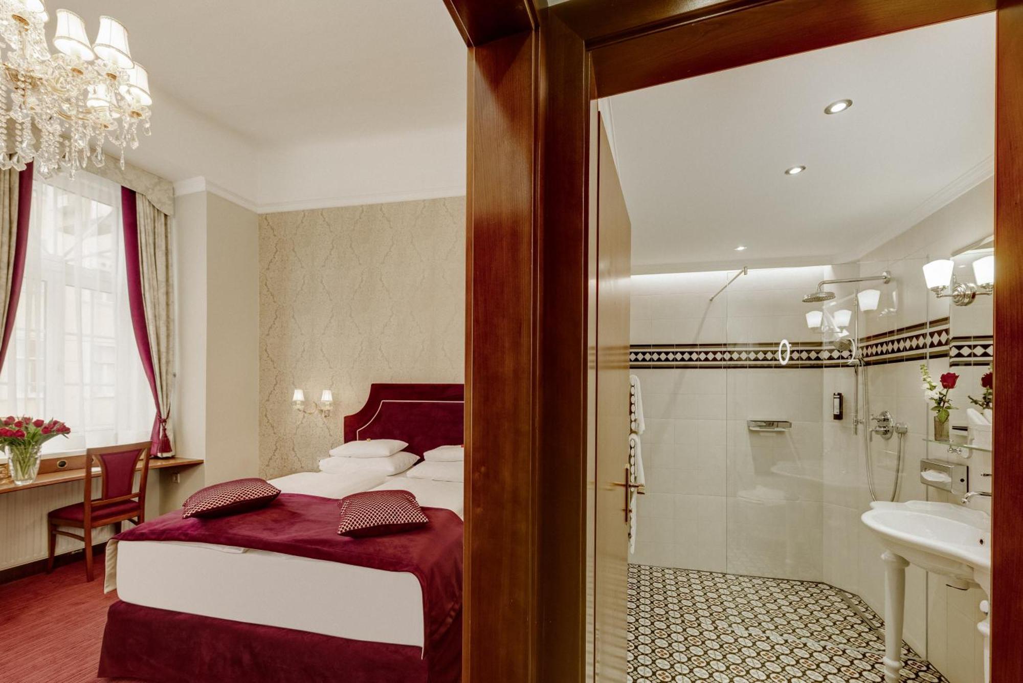 Doppelzimmer mit Blick auf den Innenhof